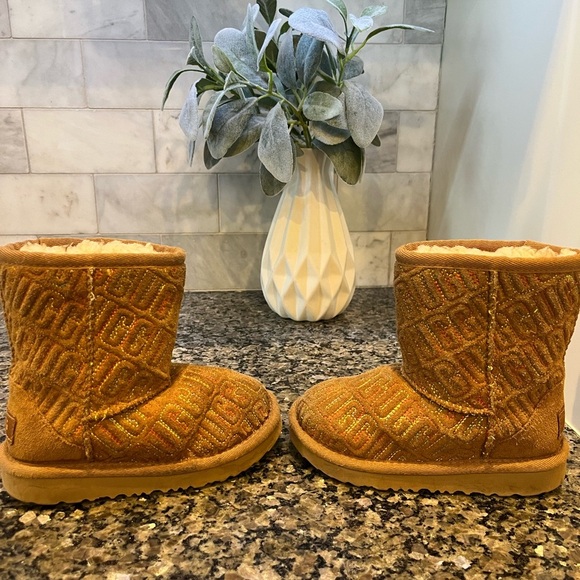 Girls Ugg Boots with multicolor stitching - Picture 5 of 9
